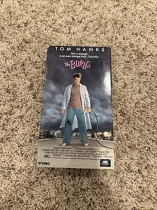 The Burbs VHS 1989 Tom Hanks Carrie Fisher Corey Feldman UNIVERSAL Home Video - Foto 1 di 19