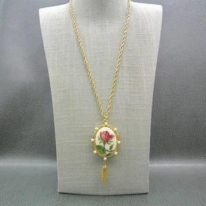Vintage goldfarben Medaillon Halskette Rose Blumen Anhänger Kunstperlen Quaste 26" Chai - Bild 1 von 9