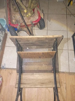 Antiguo escritorio escolar infantil de madera y hierro fundido hecho en Buffalo, Nueva York #5 Foto 1 de 3