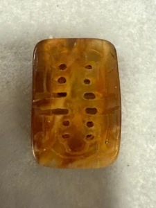 Ciondolo amuleto forma rettangolare intagliato ambra naturale cinese vintage 6136 - Foto 1 di 5