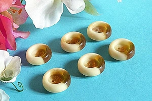 144CTER/Stunning Buttons " Chamois " Brown Cream Lot 6 Buttons Ép. 1960 - Picture 1 of 4