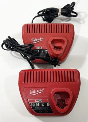 LOTE DE 2 CARGADORES DE BATERÍA MILWAUKEE M12, MODELO # 48-59-2401 Foto 1 de 4