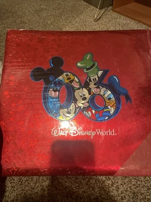 Álbum de recortes Walt Disney World 2006 lacrado novo com etiquetas Mickey Pateta Donald Disney - Imagem 1 de 3