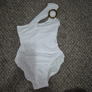 NEW White One Shoulder Swimsuit with Tortoise Shell Ring Detail SIZE 4 juniors - Picture 1 of 8