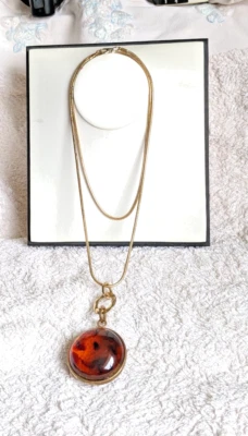 EXCELENTE ESTADO CORRENTE LONGA TOM DOURADO E IMPRESSIONANTE PINGENTE GRANDE ÂMBAR FALSO - Imagem 1 de 4