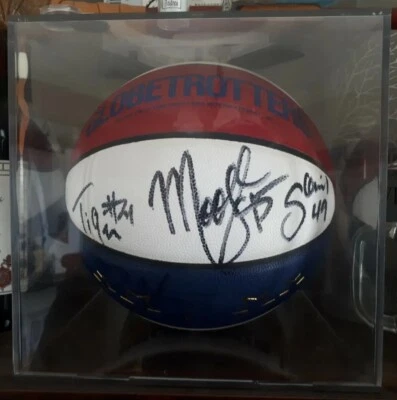 ¡BALONCESTO DORADO AUTOGRAFIADO FIRMADO POR EL EQUIPO HARLEM GLOBETROTTERS! COACH, ALCE, ACE+ Foto 1 de 4