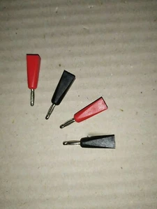 fiche banane 2mm    Lot 4 Pcs  2 rouge 2 noir                E13h32 - Foto 1 di 4