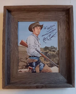 Foto enmarcada autografiada de Robert Fuller con rifle de 8" X 10" Jess Harper Laramie - Imagen 1 de 6