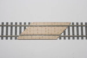 Madera escala Ho grado ferrocarril cruce carril único ángulo recto.  2 por juego - Imagen 1 de 2