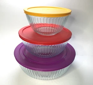 PYREX ROUND MIXING BOWL SET OF 3 WTH LIDS - MULTI-COLOR - Picture 1 of 3