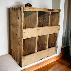 ANTIGUO CONTENEDOR DE PERNOS DE MADERA ANTIGUA DE COLECCIÓN 6 CUBÍCULOS PARED PRIMITIVA CUERO COLGADOR ALMACENAMIENTO - Imagen 1 de 12