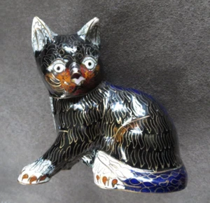 Hermosa estatuilla asiática de gato negro Cloisonne hecha a mano, decorativa y coleccionable - Imagen 1 de 8