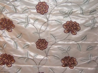 Kravet Couture, Corazón de Rey Ricardo, Bordado Floral por Mano, Clr Vino sobre Blanco  Foto 1 de 3