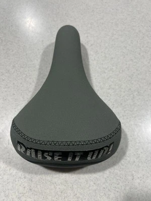 Sillín gris acolchado con barandilla SE Racing SE Bikes Raise It Up con abrebotellas BMX Foto 1 de 4