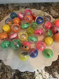Lot 32 Prizes Toys Capsule Kids Favors, Classroom Emoji, Bracelets, Random Vtg? - Picture 1 of 10