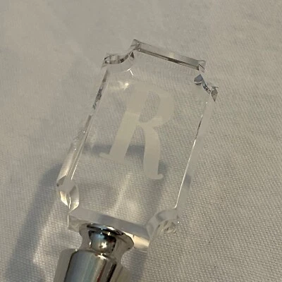 Tapón de botella de vino transparente con monograma inicial de estilo clásico letra R Foto 1 de 4