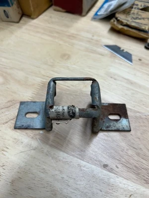 Nuevo de Lote Antiguo Ford Mustang 1967 1968 Maletero Cierre Golpe Striker C7ZZ-6243252-A Foto 1 de 4