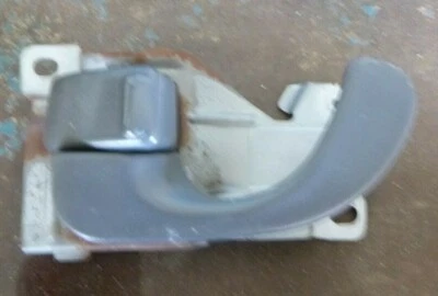Manija de puerta interior izquierda mitsubishi mirage 96-03 Foto 1 de 2