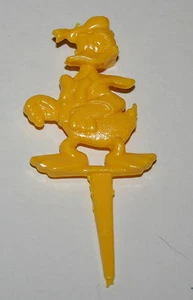 Decoración de tapa de pastel vintage amarillo pato Donald de colección década de 1960 nuevo de lote antiguo - Imagen 1 de 1