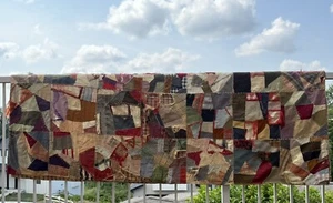 Antik "1908" handgenäht & gebunden Crazy Quilt Stickerei Distressed Vintage - Bild 1 von 13