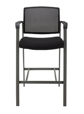 Taburete de malla Staples Esler con reposapiés y reposabrazos fijos, 42,5" de altura - negro Foto 1 de 4