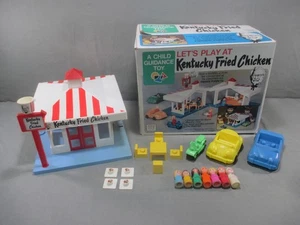 Kentucky Pollo Fritto PLAYSET Completo Giocattolo Guida Bambini Vintage Questor KFC - Foto 1 di 23