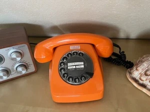 70er Jahre Post Telefon Orange Wählscheibe mit Telefon Stecker 70s Vintage - Afbeelding 1 van 1