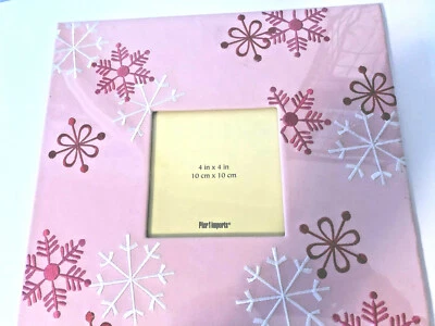 Marco de fotos PIER ONE IMPORTS 4 X 4 rosa con copos de nieve nuevo con etiquetas costuras elevadas  Foto 1 de 2