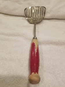 A & J Kitchamajig Mango de Madera Rojo Cuchara Ranurada Colador Utensilio Doblado De Colección - Imagen 1 de 4