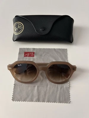 Gafas de sol Ray-Ban Gina RB4399 marrón claro/beige Turtledove con estuche Foto 1 de 4