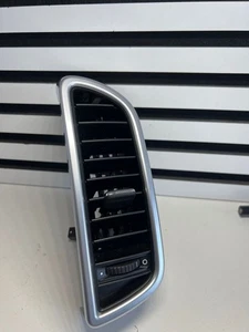 Griglia sfiato aria centrale cruscotto anteriore destro Porsche Cayenne (92A) 2017 OEM 7P5819728F - Foto 1 di 8