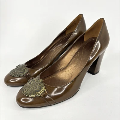 Tahari "Lou" Marrón Charol 8.5M Tacones Clásicos Bombas Adornos de Latón Foto 1 de 4