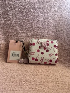 Juicy Couture weiß Multi Kirsche oben kleine Geldbörse mit umlaufendem Reißverschluss Kirsche Anhänger 🍒 - Bild 1 von 11