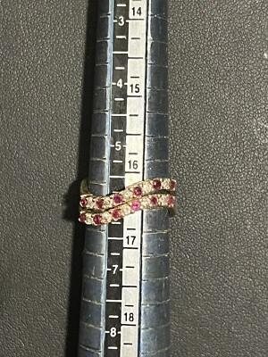 Juego de anillos pavé de diamantes y rubíes de oro amarillo de 14 quilates tamaño 6 4,14 gramos en muy buen estado Foto 1 de 4