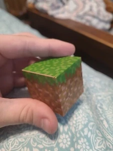 One 2014 Minecraft Dirt Block Figure 1.5" Brown With Grass Mojang - Picture 1 of 1