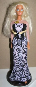 Vintage Barbie 1966 Puppe Indonesien mit Halloween Leuchtkleid 2002 - Bild 1 von 8