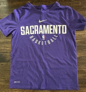 Nike Dri Fit Youth Sacramento Kings Purple T-Shirt S (8) Short Sleeve Kids NBA - Picture 1 of 13