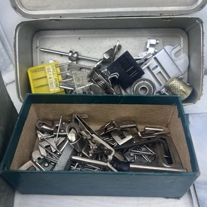 Vintage Nähmaschinenzubehör Blechdose Metallkasten und diverse Aufsätze - Bild 1 von 7