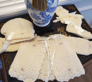 Handarbeit gehäkelt Baby Mädchen Pullover Mütze & Stiefeletten creme mit rosa Blumen - Bild 1 von 24
