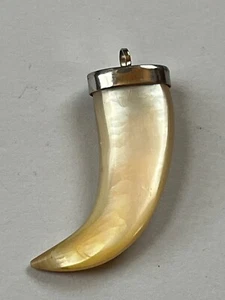 Carved Mother of Pearl Curved Horn w Silvertone Bail Pendant - 1.5 x 5/8th’s inc - Imagen 1 de 9