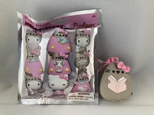 Sanrio Hello Kitty & Pusheen Bag Clip Pusheen Reading Book NEW - Picture 1 of 3