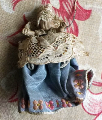 ANCIENNE POUPÉE MIGNONETTE - POUPÉE DE POCHE - EN PLASTIQUE  - Photo 1/4