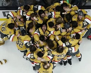 Foto de hockey Jonathan Marchessault Cup Celebration Vegas Golden Knights 8x10 NHL - Imagen 1 de 1
