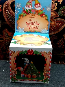 Twinkles & Tootsie Enesco The North Pole Village NUOVO SCATOLA APERTA OFFERTE BENVENUTO - Foto 1 di 8