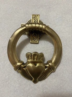 Llamador de puerta Claddagh de latón hecho a mano - Liffey Artefacts Irlanda - mediano Foto 1 de 4