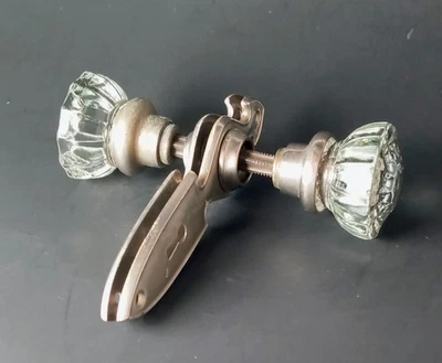 Perillas de puerta de vidrio transparente de 12 puntos de colección, eje y placas traseras de latón Foto 1 de 4