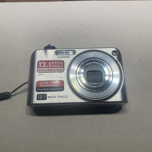 Casio Exilim EX-Z1200 Digital Camera 12.1MP – Compact Silver / Kompakte Digitalk - Bild 1 von 6