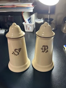 Vintage PFALTZGRAFF Village Collection SALT AND PEPPER SHAKER Set - GREAT COND. - Picture 1 of 9