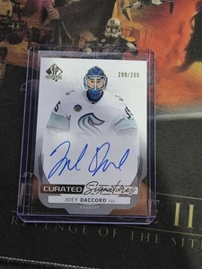 2024-25 UD SP Authentic Joey Daccord Curated Signatures Auto #299/299 Kraken - Bild 1 von 1