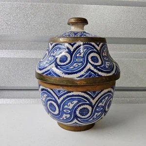 Vaso Tagine Marocchino Vintage Blu Bianco Ceramica Bordo Ottone Decorativo - Foto 1 di 16